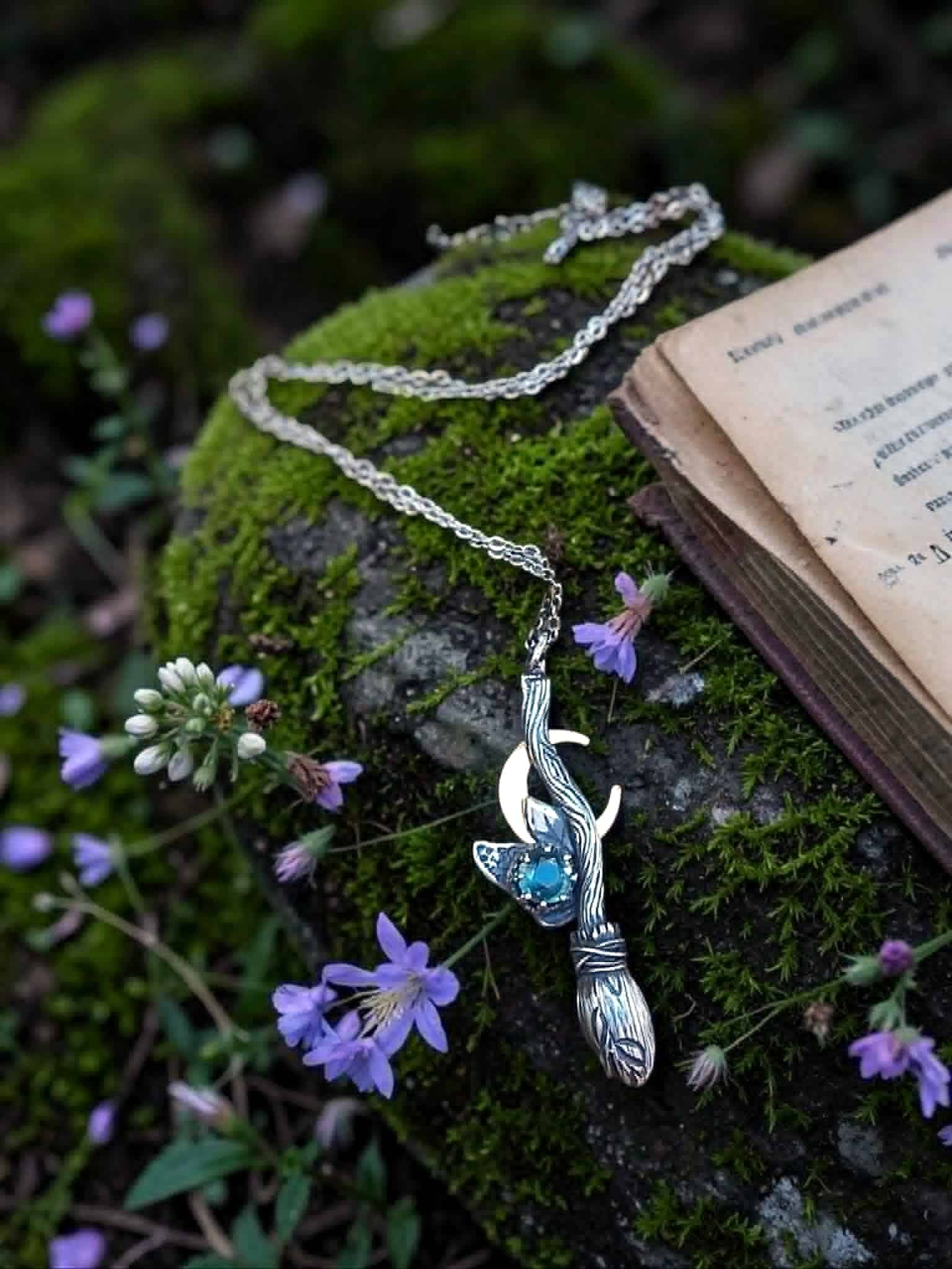 Collier "Le balai de la sorcière" en argent ciselé et cyanite – Image 3