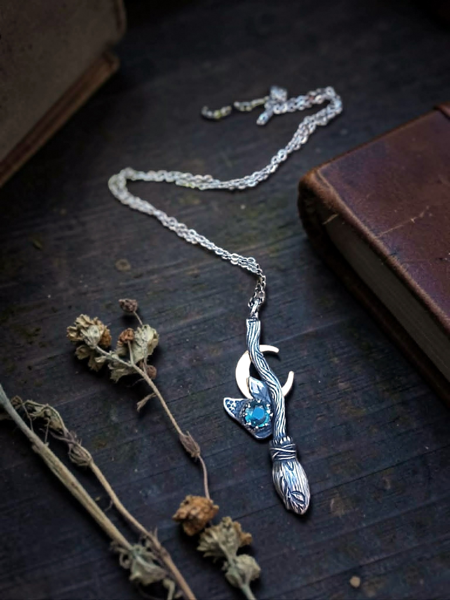 Collier "Le balai de la sorcière" en argent ciselé et cyanite