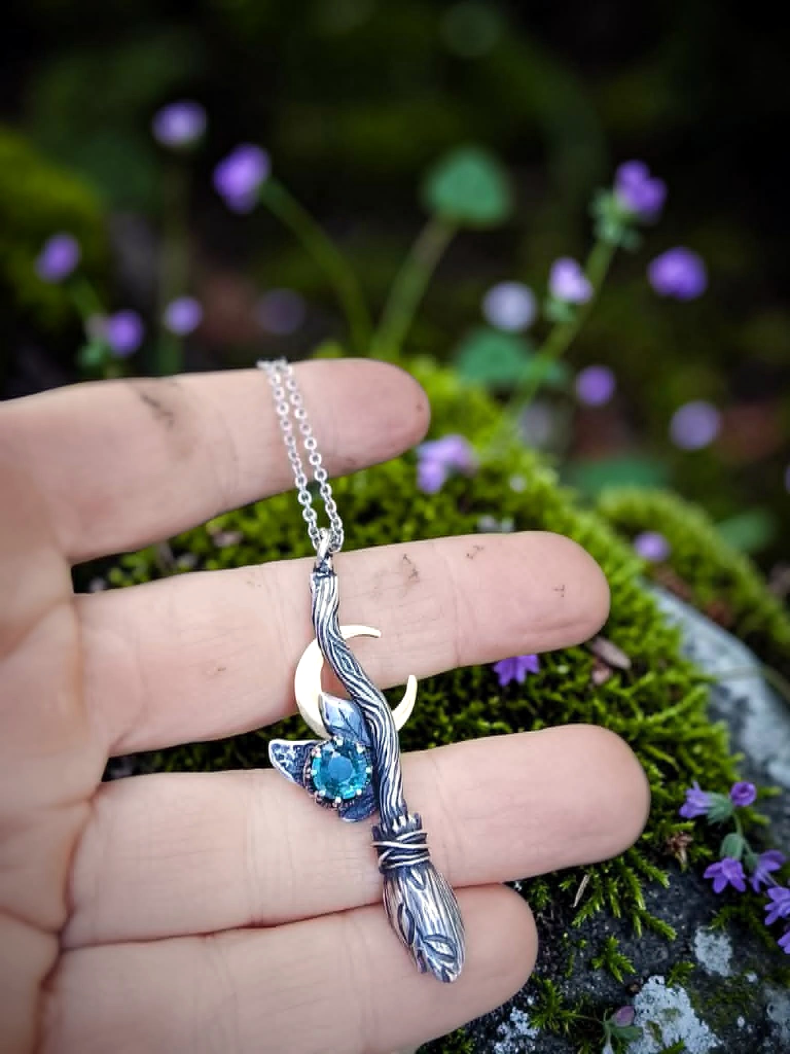 Collier "Le balai de la sorcière" en argent ciselé et cyanite – Image 2
