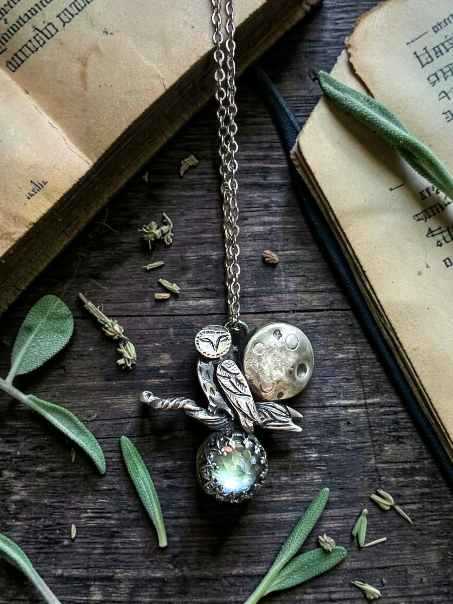 Collier "Noctua" en argent et topaze – Image 2