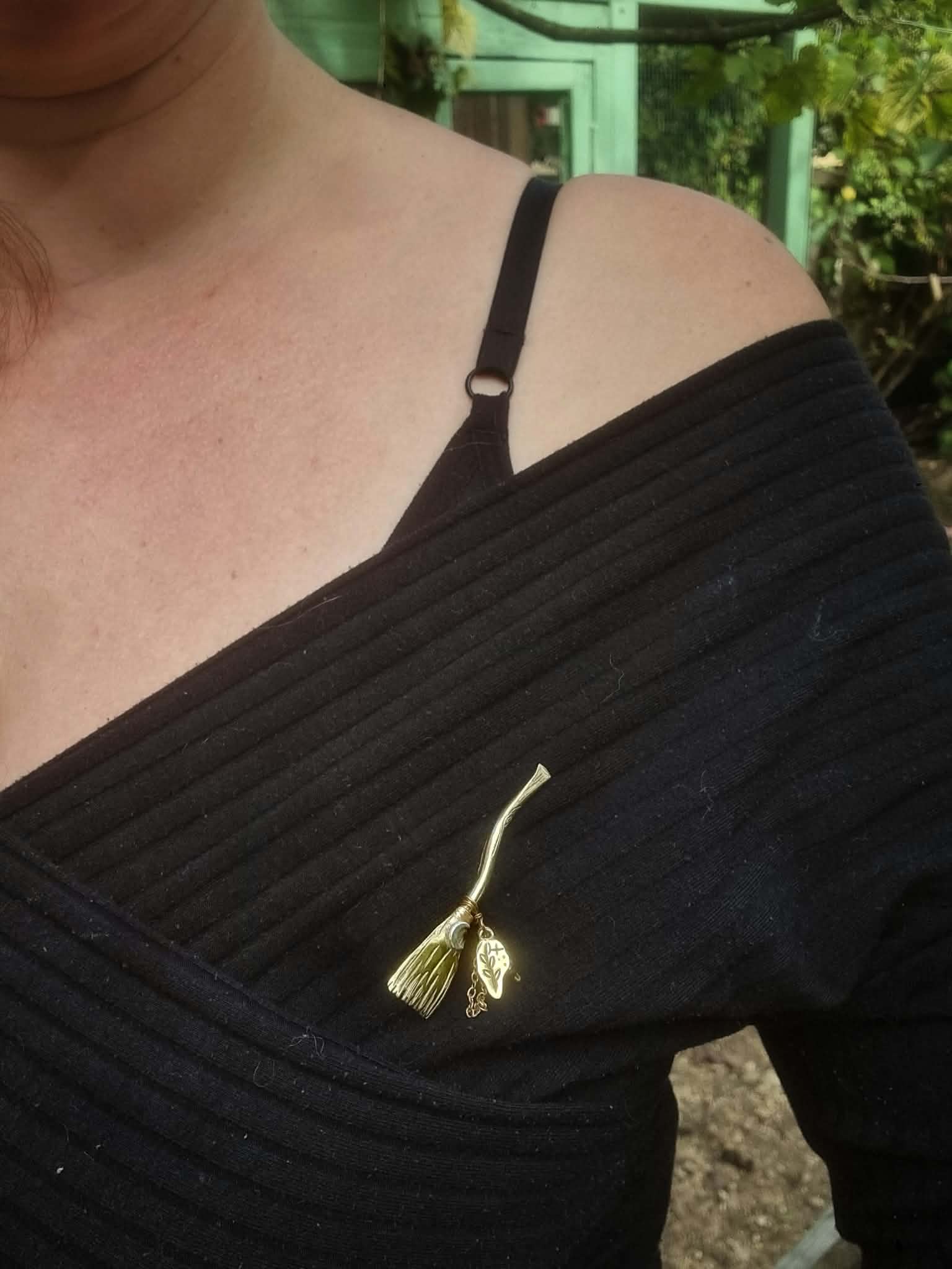 Broche "Balai de sorcière" en bronze ciselé – Image 2
