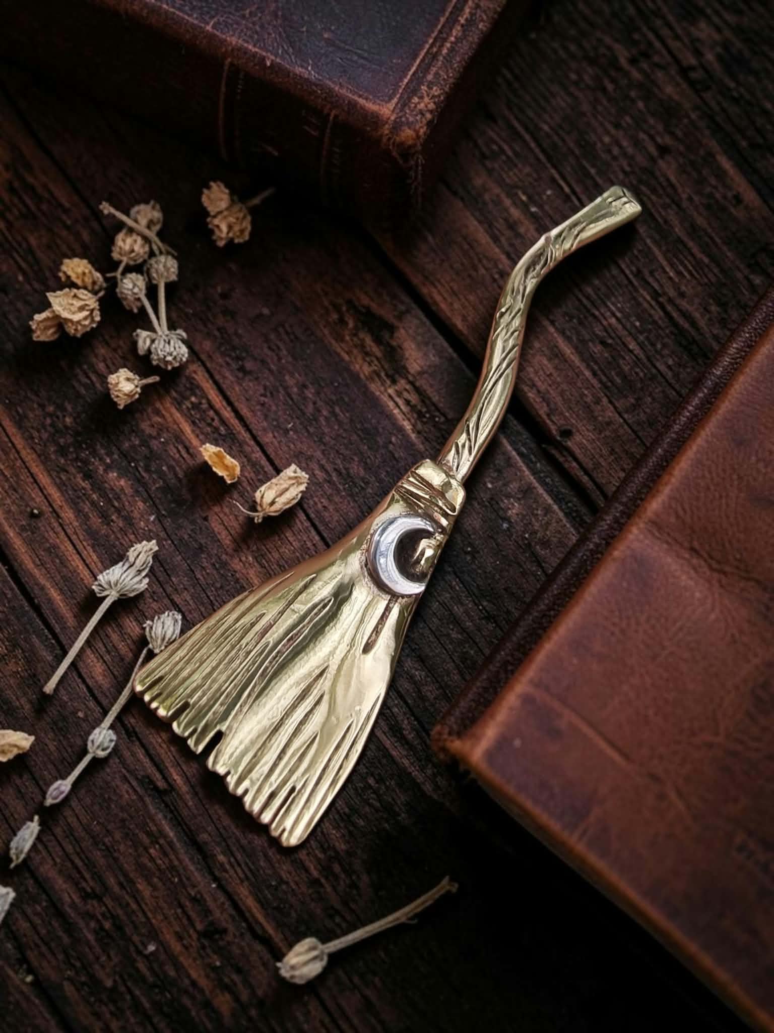 Broche "Balai de sorcière" en bronze ciselé