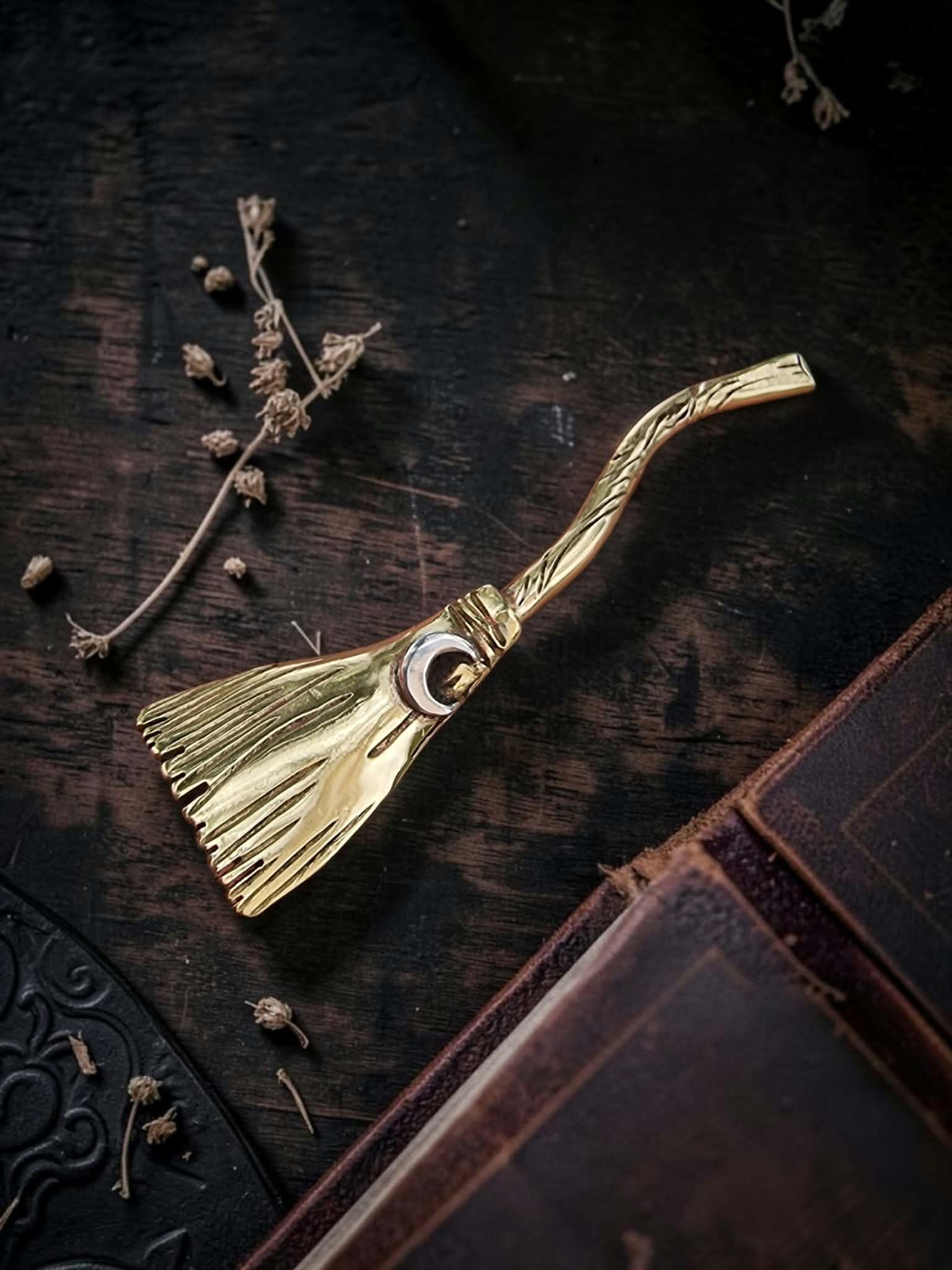 Broche "Balai de sorcière" en bronze ciselé – Image 4