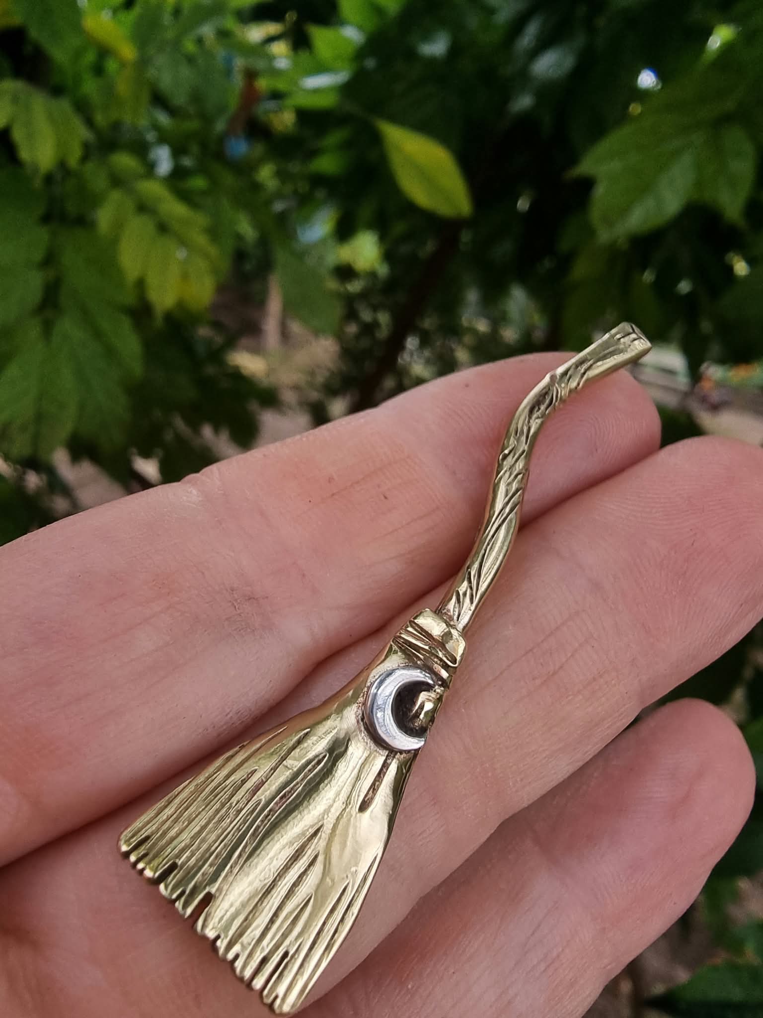 Broche "Balai de sorcière" en bronze ciselé – Image 5